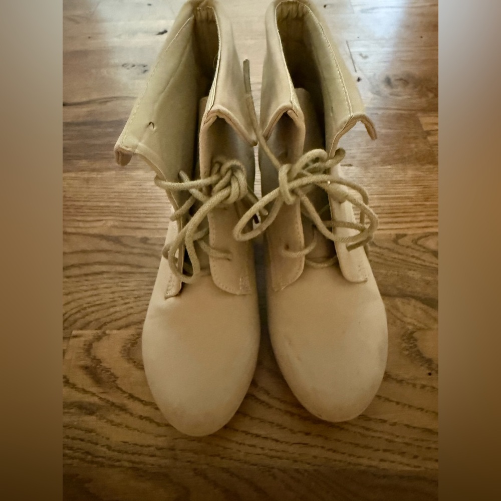 Lucky Tom Brand Cream Lace Up Boots with Smooth Finish